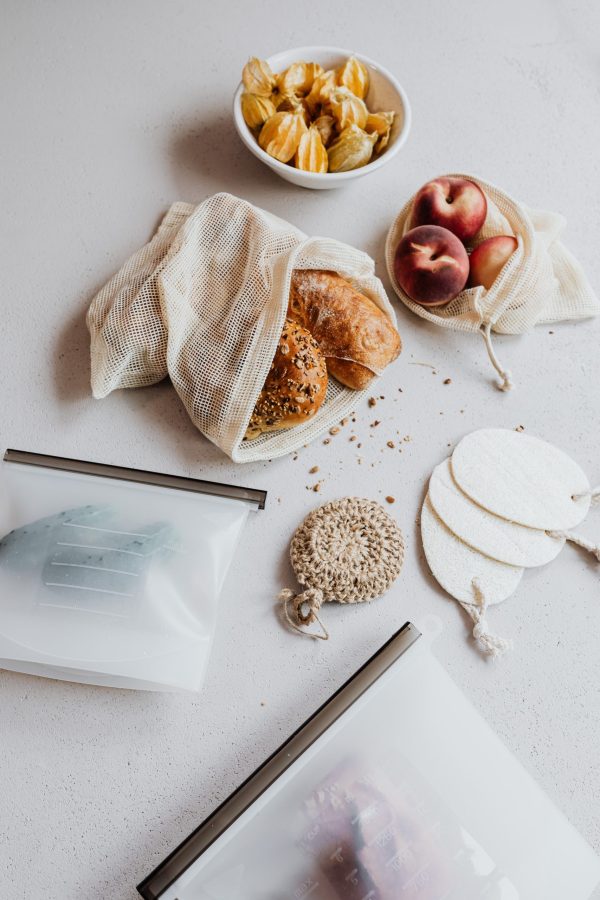 ways to zero waste: bread and fruits in mesh bag and reusable ziploc bags for zero waste